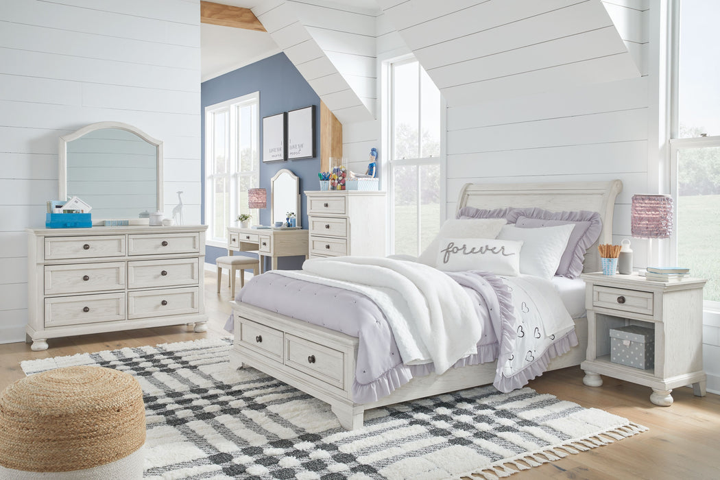 Robbinsdale - Antique White - 10 Pc. - Dresser, Mirror, Chest, Full Sleigh Storage Bed, 2 Nightstands, Vanity Set