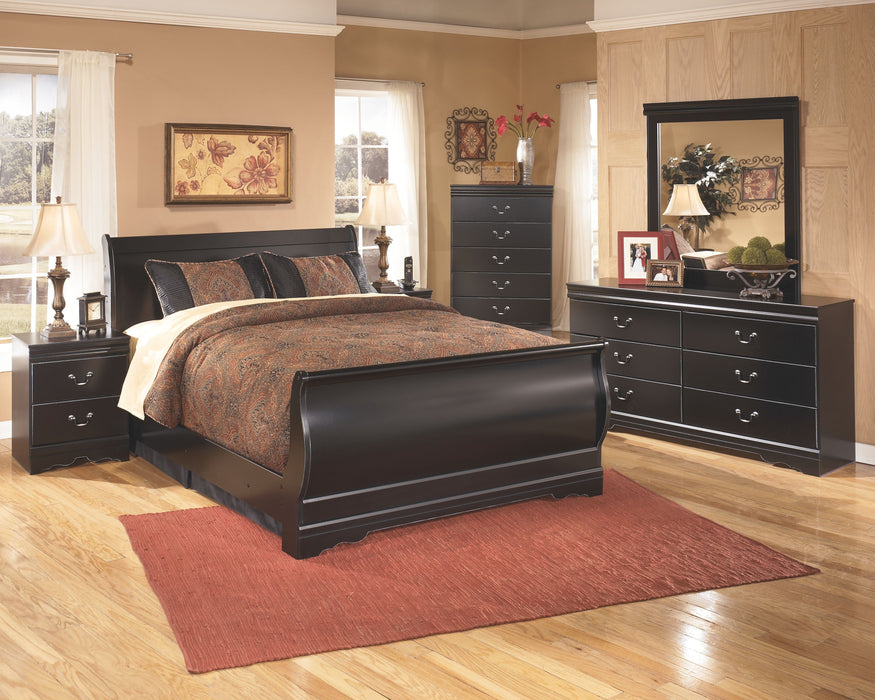 Huey Vineyard - 7 Pc. - Dresser, Mirror, Queen Sleigh Bed, 2 Nightstands - Black