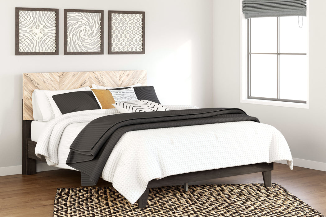 Piperton - Brown / Black - Queen Platform Bed With Headboard